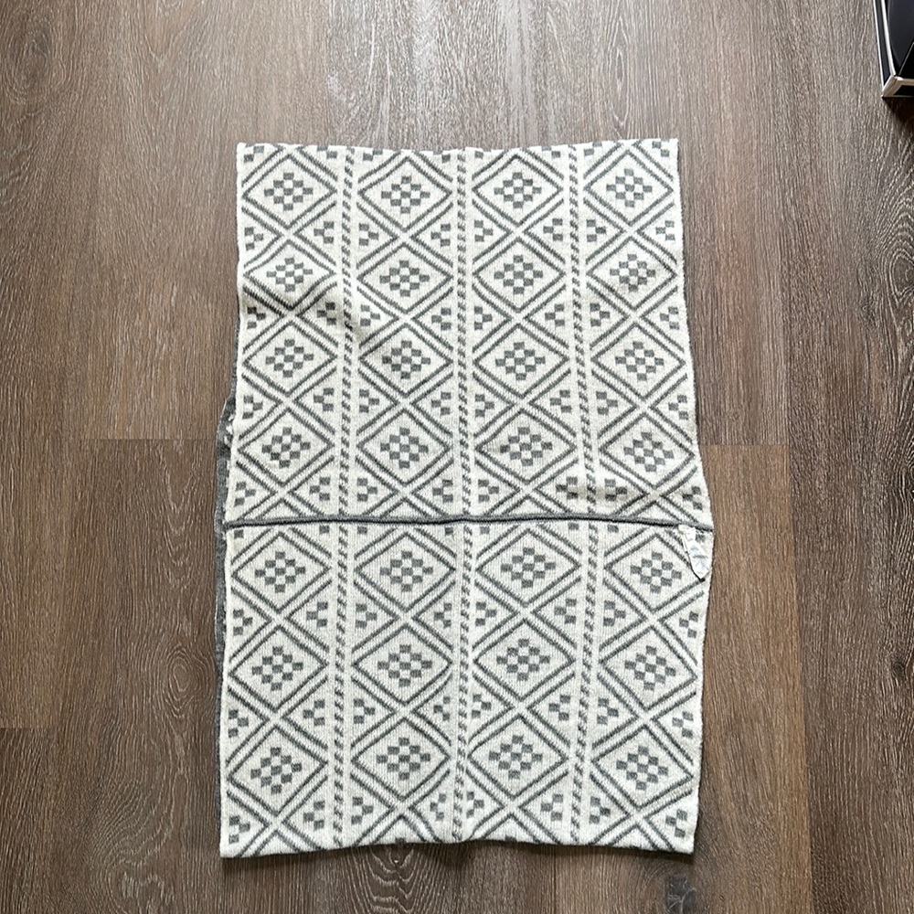 Gray and white patterned infinity scarf ♾️